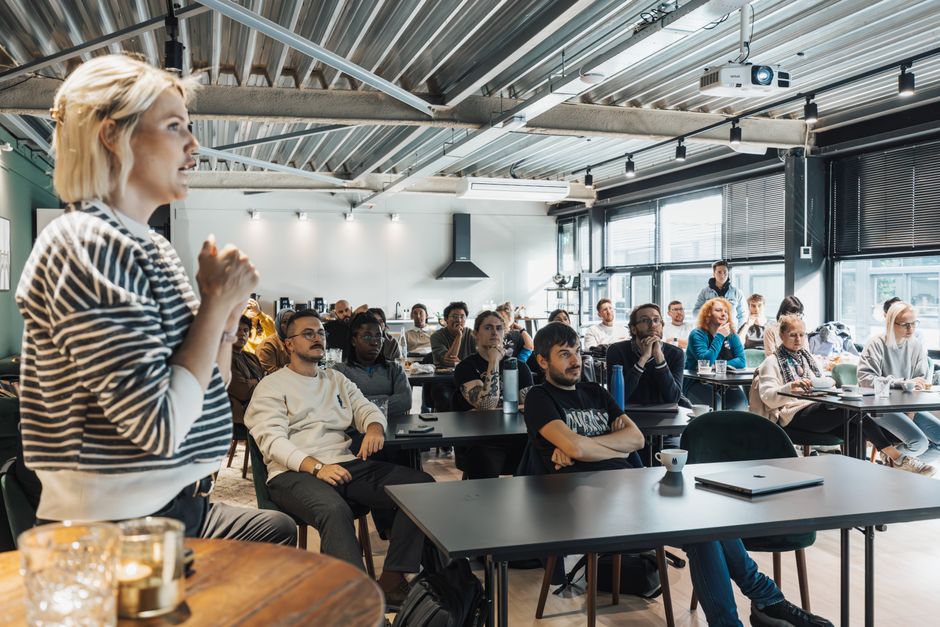 Programmierkurs in Berlin: Teilnehmer arbeiten an Code und Projektaufgaben